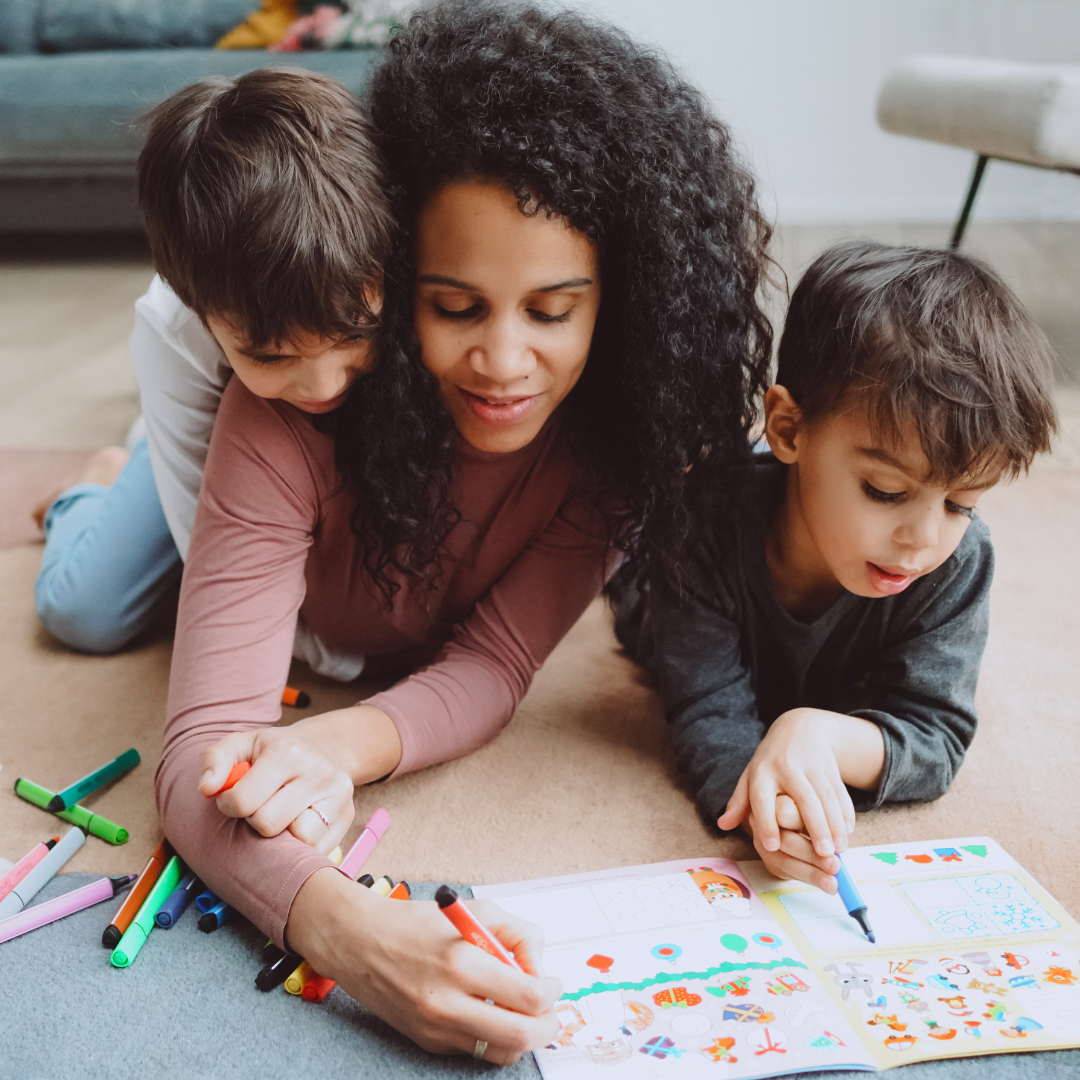 Banii pe intelesul celor mici – Carte de colorat educativa despre bani si economii + BONUS